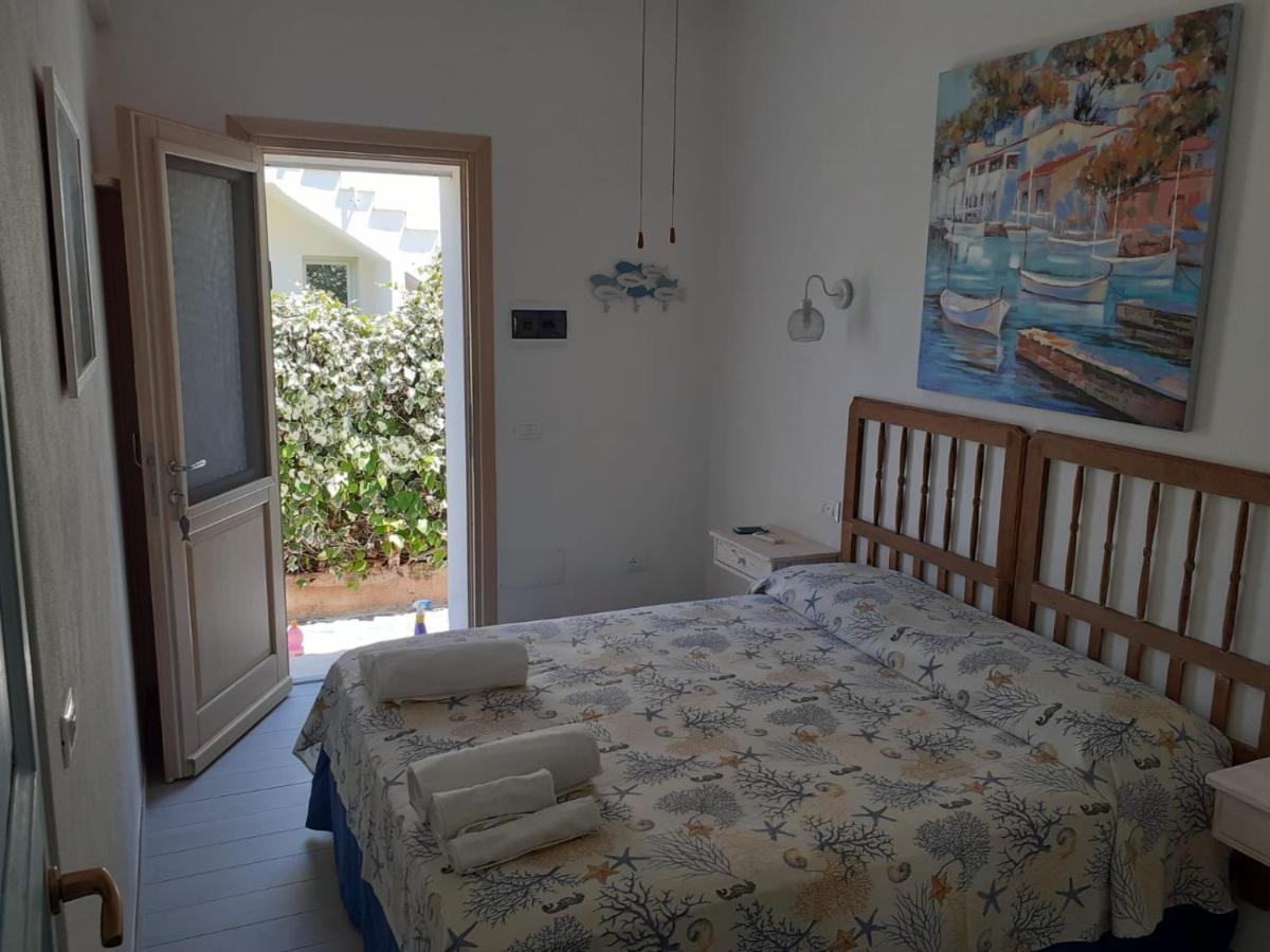 B&B A Due Passi Dal Mare Байя-Сардинія Екстер'єр фото