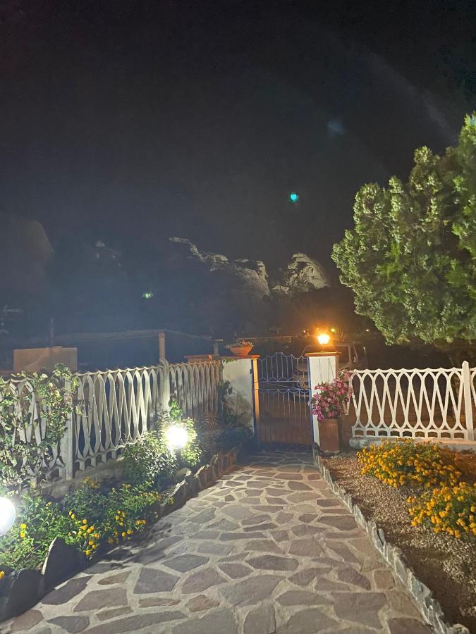 B&B A Due Passi Dal Mare Байя-Сардинія Екстер'єр фото
