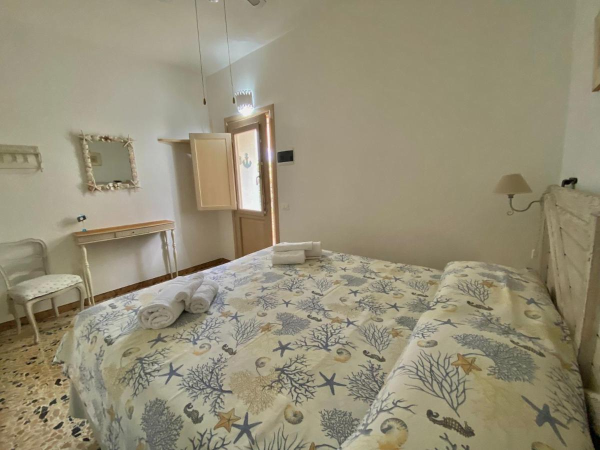 B&B A Due Passi Dal Mare Байя-Сардинія Екстер'єр фото