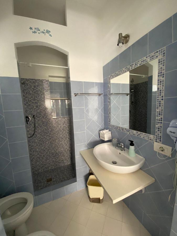 B&B A Due Passi Dal Mare Байя-Сардинія Екстер'єр фото